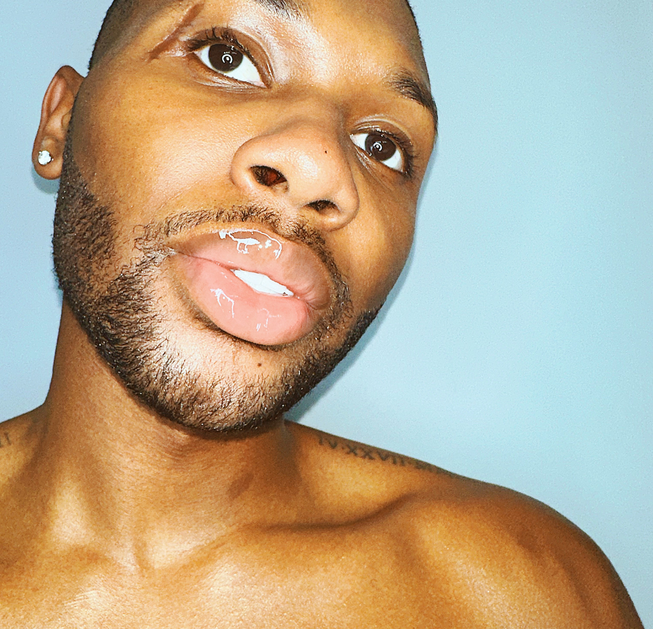 Gagging Lip Gloss - LicxBeauty