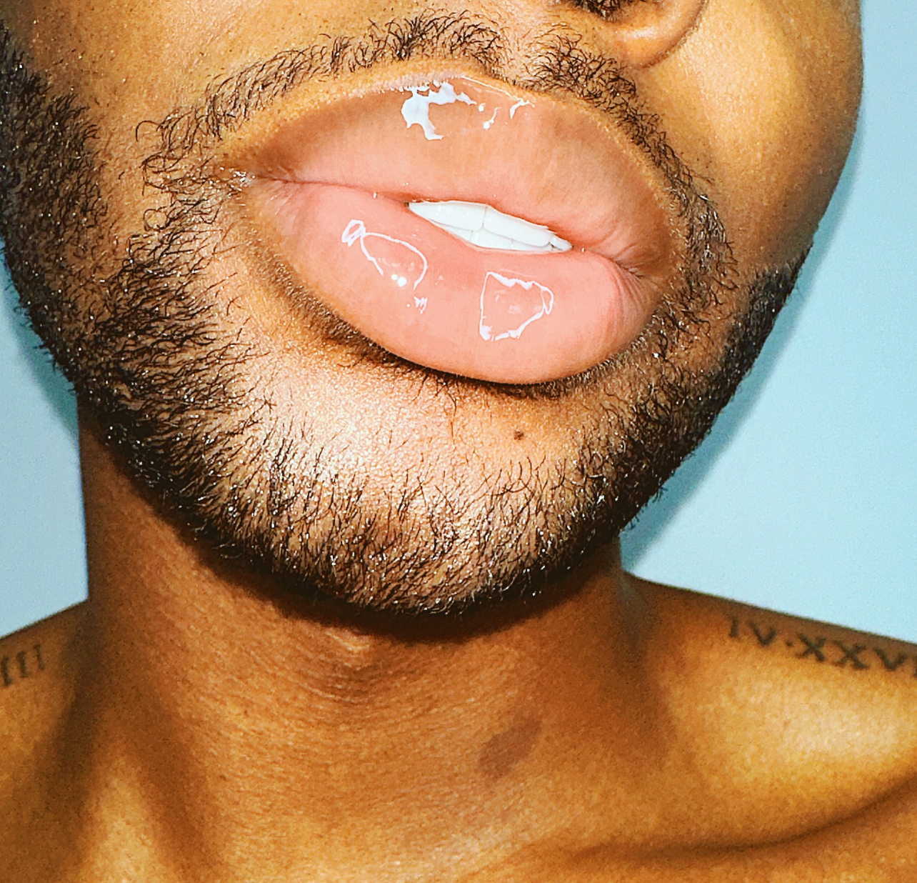Gagging Lip Gloss - LicxBeauty
